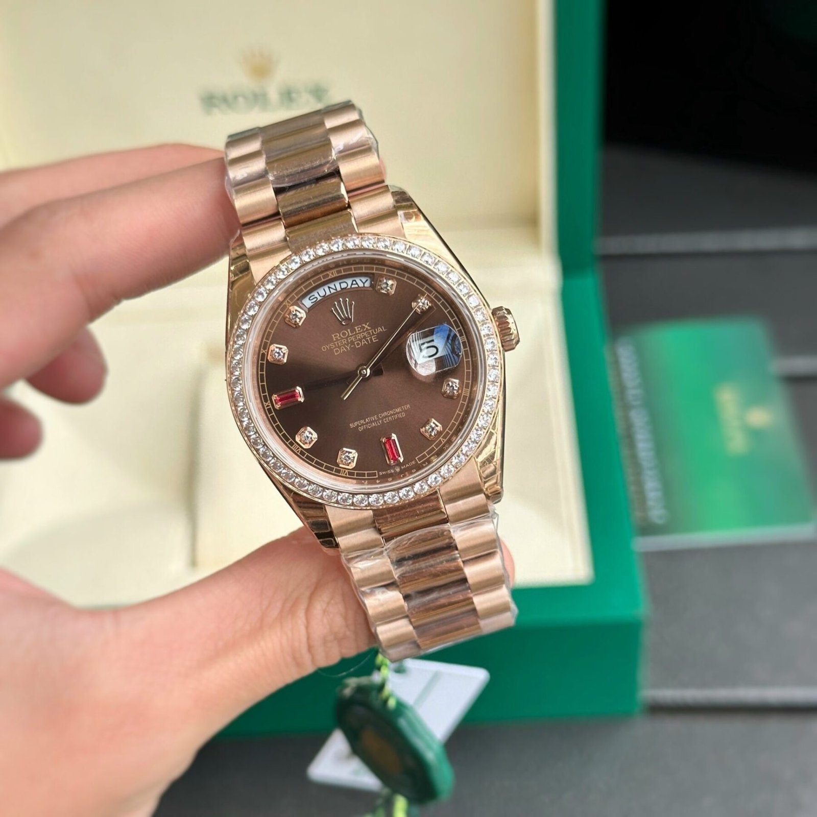 1750588488-200.jpg Rolex Day-Date RG Plated Chocolate Dial CZ Diamonds 36mm EWF Replica - 图片 1